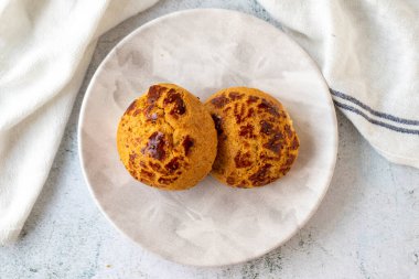 Türk siyah kimyon pogaca. Geleneksel tatlar. Gri arka planda Pogaca. Üst görünüm