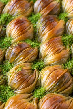 Fıstıklı midye baklavası. Geleneksel Türk mutfağı lezzetleri. Kapat.