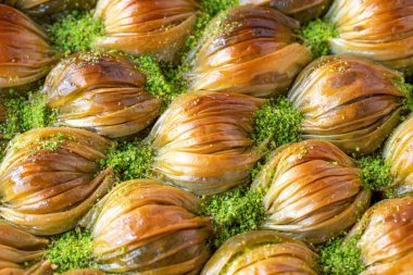 Fıstıklı midye baklavası. Geleneksel Türk mutfağı lezzetleri. Kapat.