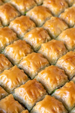 Fıstıklı baklava. Geleneksel Türk mutfağı lezzetleri. Kapat.