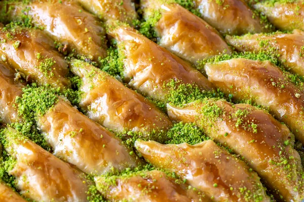 Fıstıklı sobiyet baklava. Geleneksel Türk mutfağı lezzetleri. Kapat.