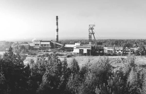 在波兰西里西亚卡托维兹市 从日出时的采煤堆中可以看到美丽的 黑白的煤矿采煤景观 Boze Dary 大自然与工业 一个被森林包围的地雷 — 图库照片