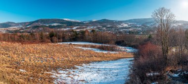 Polonyalı dağların güzel, panoramik manzarası güneşli bir kış gününde Beskidy Wegierska Gorka, Silesia, Polonya.