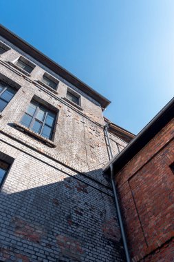 Katwice, Silesia, Polonya 'daki Porselen Fabrikası' ndaki (Fabryka Porcelany) endüstriyel binaların detayları. XIX _ XX yüzyıldan sanayi mimarisi. 