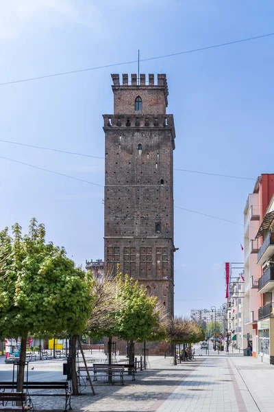 Nysa, Polonya - 1 Mayıs 2022 Ziebice Kulesi. Ortaçağ kapı kulesi. Kırmızı tuğlalardan yapılmış gotik bir bina. Boleslawa Krzzywoustego Caddesi manzarası