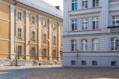 Polonya 'nın Nysa kentindeki Kutsal Bakire Meryem' in (Koscil Wniebowzeicia Najwietszej Marii Panny) Kilisesi 'nin ön tarafında görüldü. Güzel, güneşli bir gün..