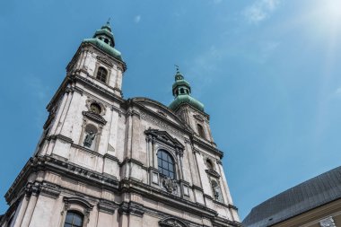 Polonya 'nın Nysa kentindeki Kutsal Bakire Meryem' in (Koscil Wniebowzeicia Najwietszej Marii Panny) Kilisesi 'nin ön tarafında görüldü. Güzel, güneşli bir gün..