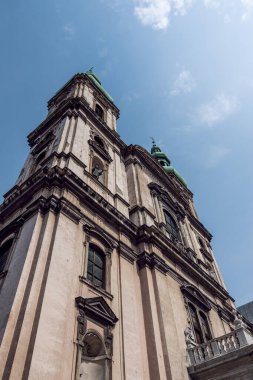 Polonya 'nın Nysa kentindeki Kutsal Bakire Meryem' in (Koscil Wniebowzeicia Najwietszej Marii Panny) Kilisesi 'nin ön tarafında görüldü. Güzel, güneşli bir gün..