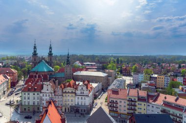 Panoramik, Polonya 'nın Nysa şehrinin havadan görüntüsü. Eski şehrin binaları, St. Barok Kilisesi de dahil. Havariler Peter ve Paul ve ana pazarı çevreleyen binalar. Güzel, güneşli bir gün