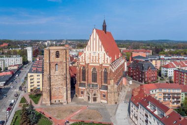 Panoramik, Polonya 'nın Nysa şehrinin havadan görüntüsü. St. James Bazilikası ve St. Agnieszka da dahil olmak üzere eski şehrin binaları ana pazar yerinin yakınında yer almaktadır.. 