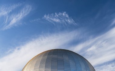 Batan güneşin ışığında parlayan Silezya gökevinin kubbesi. Chorzow 'daki gökevinin çatısındaki alüminyum paneller.