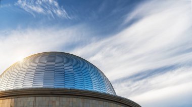 Batan güneşin ışığında parlayan Silezya gökevinin kubbesi. Chorzow 'daki gökevinin çatısındaki alüminyum paneller.