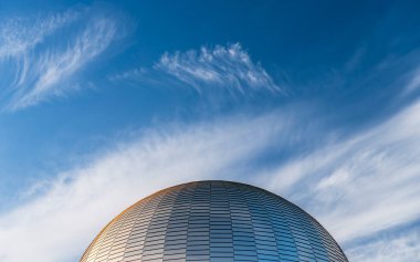 Batan güneşin ışığında parlayan Silezya gökevinin kubbesi. Chorzow 'daki gökevinin çatısındaki alüminyum paneller.