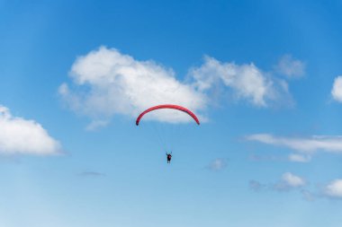 Güzel mavi gökyüzüne karşı paraglider uçuşu. Beskid Maly 'deki közlerin üst görüntüsü. Silezya 'da popüler bir yer. Bielsko Biala, Polonya