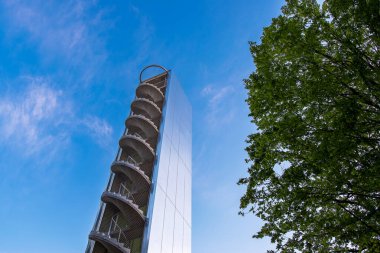 Chorzow, Polonya - 30 Mayıs 2022: Chorzow, Silesia, Polonya 'daki Silesian Park' ta kürekçi. Temiz, akşam gökyüzüne karşı güzel ve modern bir yapı. Silezya gökevi