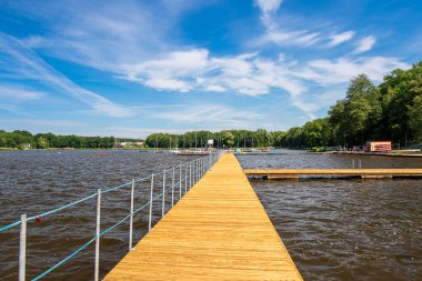 Karaçam teras tahtalarından yapılmış yeni bir göl iskelesi. Paprocany, Tychy