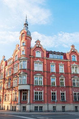 1904 'ten beri belediye binası. Kırmızı tuğla cephe. Güzel mavi gökyüzü. Apartmanın zengin görünüşlü cephesi. Siemianowice Slaskie, Polonya