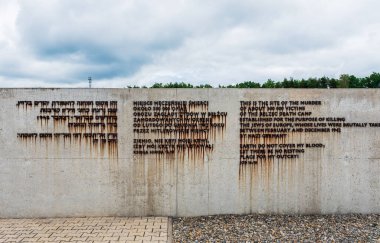 Belzec, Polonya - 06 Temmuz 2022: Belzec 'teki Anma Müzesi. İsrailli şair Dan Pagis 'in beton bir duvardaki şiirinin bir parçası.