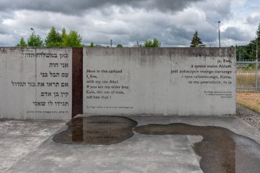 Belzec, Polonya - 06 Temmuz 2022: Belzec 'teki Anma Müzesi. İsrailli şair Dan Pagis 'in beton bir duvardaki şiirinin bir parçası.