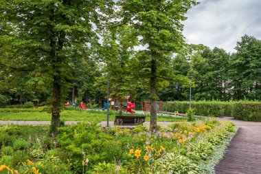 Busko-Zdroj 'daki spa parkında oyun parkı. Güvenli poliüretan yüzeyinde renkli oyun alanı ekipmanları