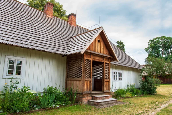 Charming Country Cottage Shingle Roof Porch Small Garden Zwierzyniec Poland — Foto de Stock