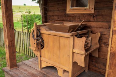 Tahıl öğütmek için eski ahşap tarım makinesi