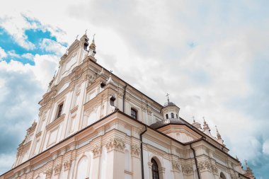 Polonya 'nın en büyük barok kilisesi Fransisken Babalarıdır. Zamosc ideal bir şehir. Zamosc - Dünya Mirasları Listesine giren bir şehir