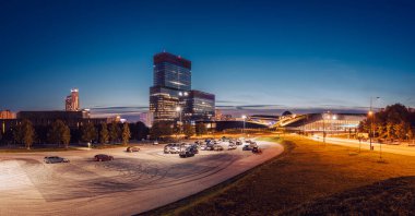 Katowice, Polonya - 23 Eylül 2022: Şehrin akşam manzarası. Modern ofis binaları, MCK Kongre Merkezi ve Spodek eğlence ve spor salonu.
