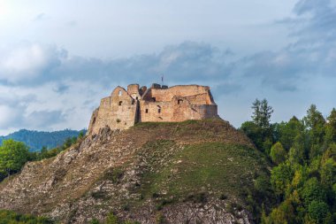 Czorsztyn 'deki kalenin kalıntıları gölden görüldü. Polonya ulusal bayrağı rüzgarda dalgalanıyor. Czorsztyn, Polonya