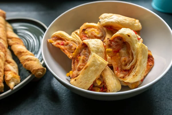 Eine Rolle Blätterteig Mit Dem Zusatz Von Käse Schinken Und — Stockfoto