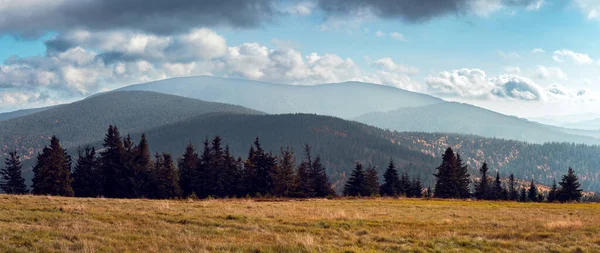 Blick Auf Die Gipfel Des Beskid Zywiecki Gebirges Vordergrund Eine — Stockfoto