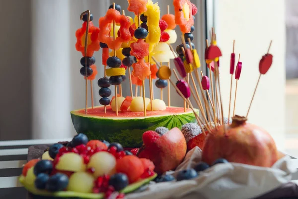 Fruitsalade Voor Verjaardag Van Een Kind Verschillende Vruchten Worden Tandenstokers — Stockfoto