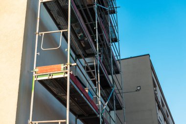 Alçılı binanın ön cephesine sarılı yapı iskelesi kurulmuş.