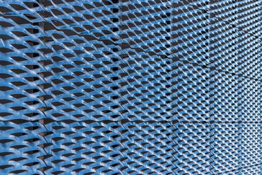 Delinmiş metal levhalar - açı görünümü. Işık yansıması ve gölge.