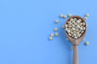 Tahta kaşıkta yuvarlak tabletler.