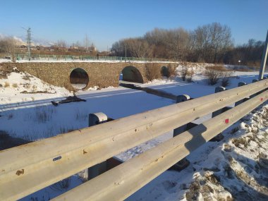 Irtysh Nehri 'nin setinde kış manzarası