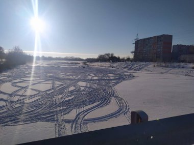 Irtysh Nehri 'nin setinde kış manzarası