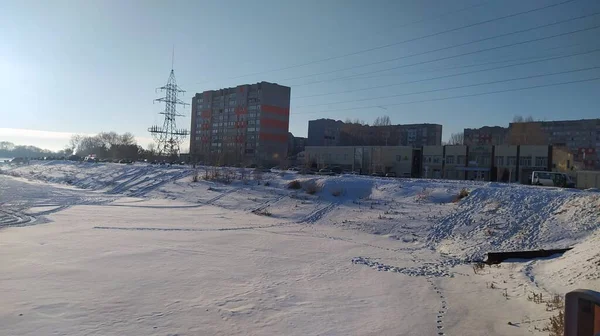 Irtysh Nehri 'nin setinde kış manzarası