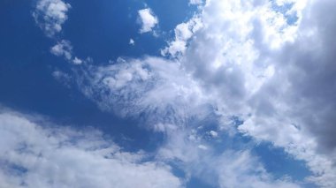 Mavi Gökyüzü ve Bulutlar