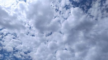 Mavi Gökyüzü ve Bulutlar