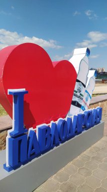 Beyaz arkaplanı olan kırmızı kalp