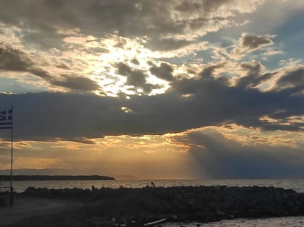 Coucher Soleil Nuageux Bord Mer Avec Une Pluie Lointaine — Photo