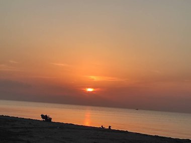 # Güzel gün batımı # # Denize renkli yansıması olan #.