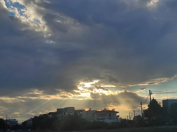 Bellissimo Cielo Nuvoloso Sul Mare Con Pioggia Sullo Sfondo — Foto Stock