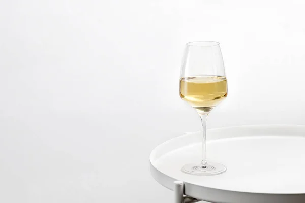 Jeden Kieliszek Białego Wina Białym Okrągłym Stole Minimalizm Elegancki — Zdjęcie stockowe