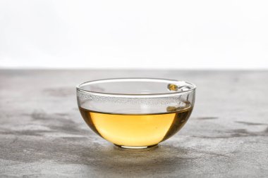 Gri arka planda yeşil bitki çayı. Minimalizm