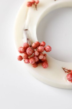 Hindistan cevizi ya da organik soya ağdası ile kurutulmuş çiçekli Aroma kesesi. Beyaz arkaplanı kapat