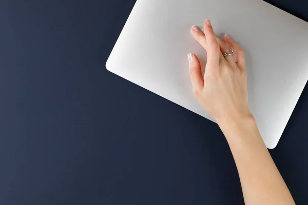 Dizüstü bilgisayarı mavi arka planda çalışma alanına ver. Üst Manzara. Uzak çalışma.
