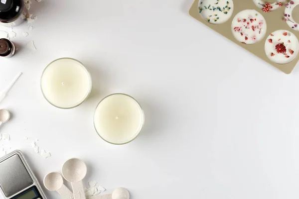 Cihazlı pankart, mumlar için aletler. Silikon küf, kavanoz, fitil, hindistan cevizi ya da organik soya mumu. Flatlay. Boşluğu kopyala.