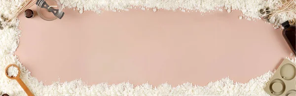 Organik beyaz soya gevreği, mısır gevreği, aroma ve mum yapımı için aletleri olan yassı yatak. Diy, hobi fikri. Üst görünüm, pankart, kopyalama alanı